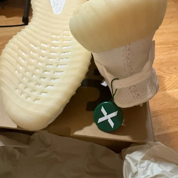 Adidas Yeezy Boost 350 V2 Box in Brown and Black - Picture 9 of 13